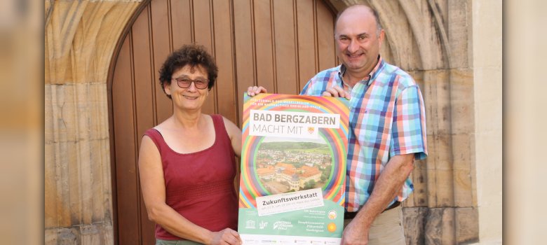 Beigeordnete Schulz und Bürgermeister Augspurger mit Plakat "Bad Bergzabern macht mit"