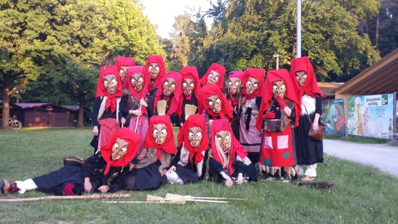 eine Gruppe von Personen mit Hexenmasken und Kostüm