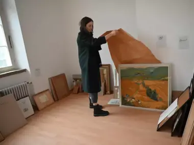 Kunsthistorikerin Sabine Adler inmitten von Gemälden